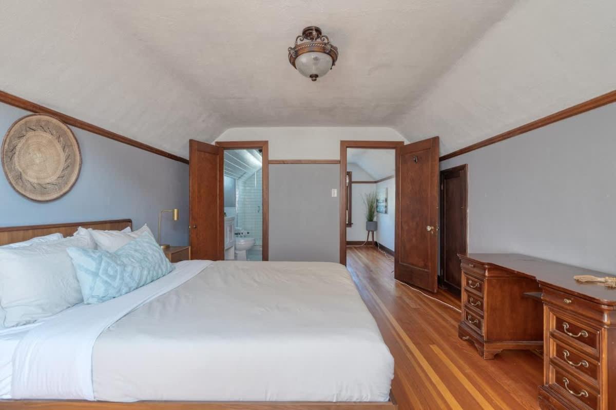 Collection - Charming In Hollywood District *