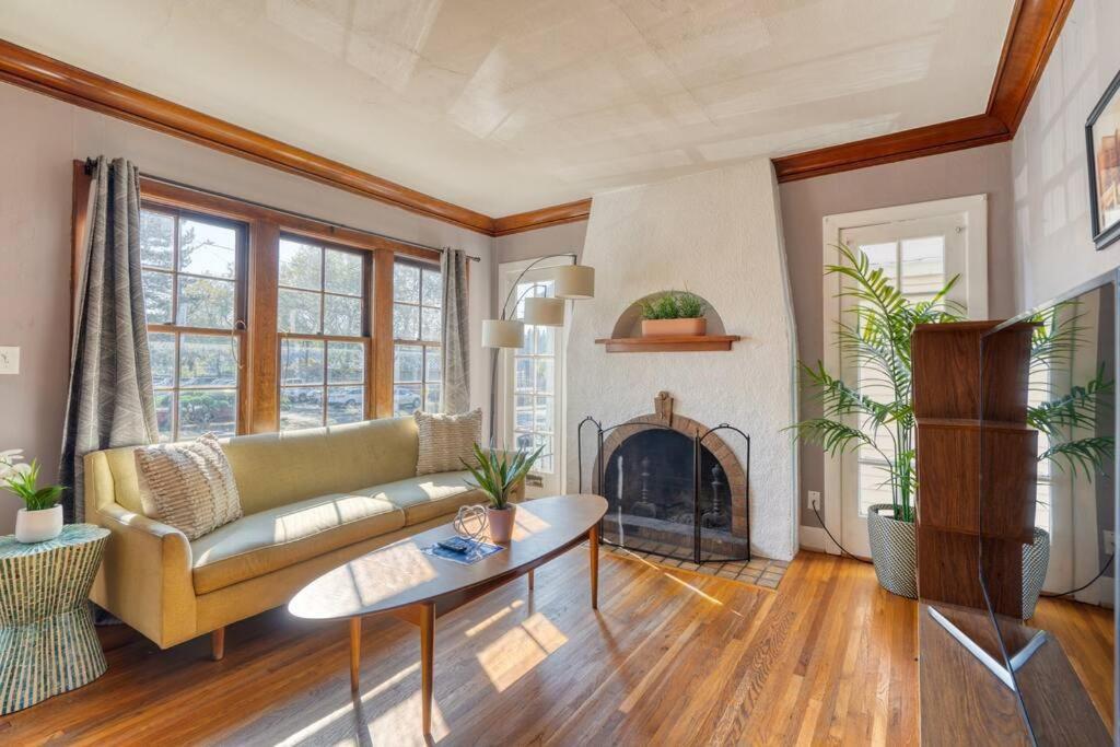 Collection - Charming In Hollywood District