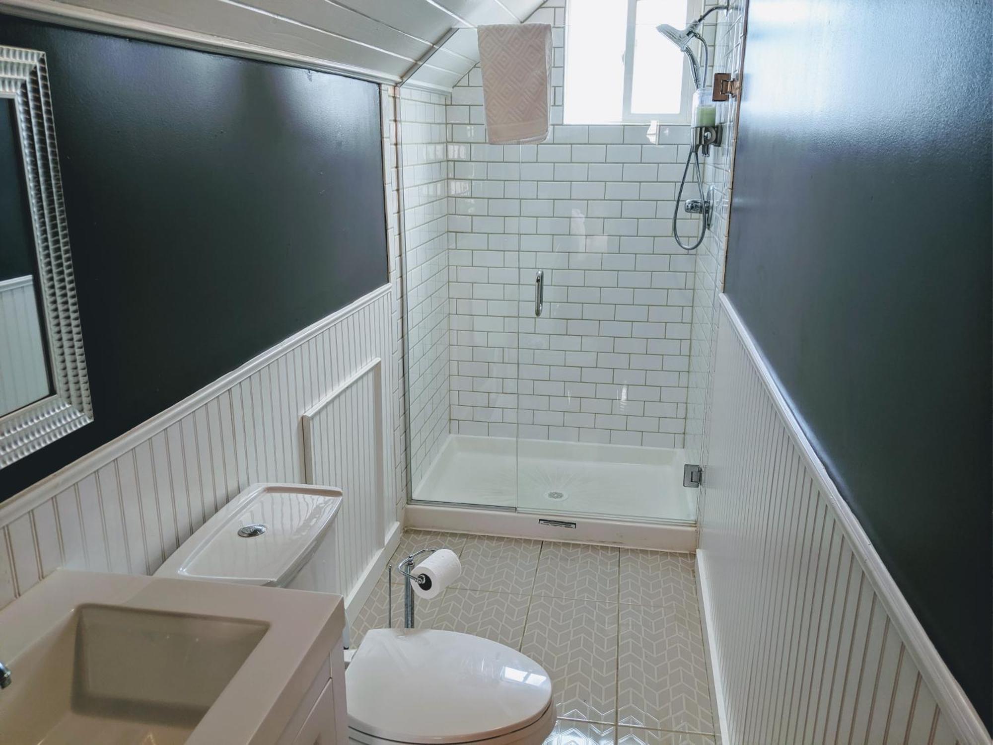 Collection - Charming In Hollywood District